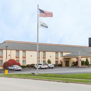 Days Inn & Suites By Wyndham Bloomington/Normal Il